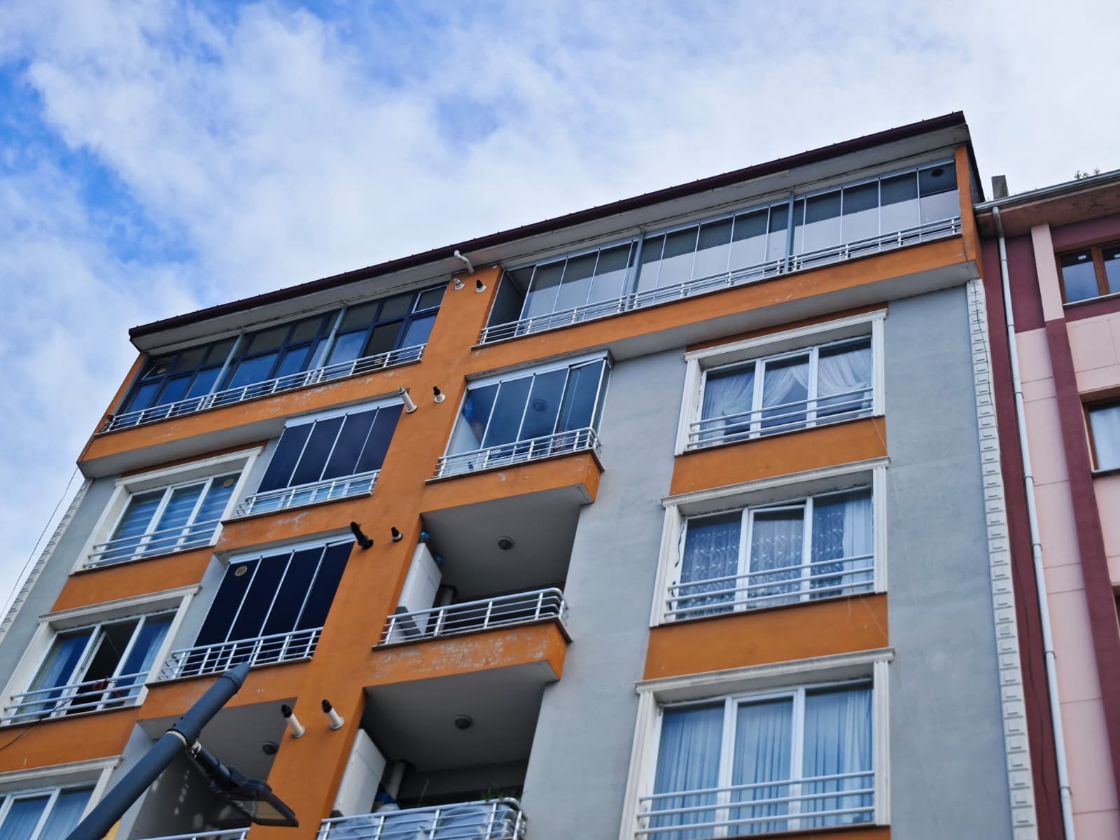 MABEL'DEN ARSİNDE BELEDİYE YAKININDA DOĞALGAZLI ASANSÖRLÜ DENİZ MANZARALI 2+1 KİRACILI DAİRE